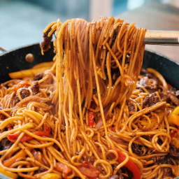 Black Pepper Beef Noodle Stir-fry
