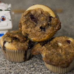 Blueberry muffins with crumble topping