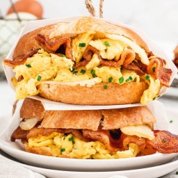breakfast-croissant-sandwich-3063342.jpg