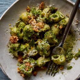 Broccoli-Walnut Pesto Pasta