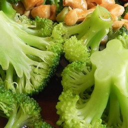 broccoli-with-garlic-butter-and-cashews-1823941.jpg