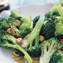 Broccoli With Toasted Garlic and Hazelnuts