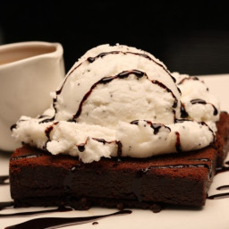 Brownie al cioccolato con glassa piccante e gelato