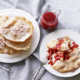 Buñuelos with apple and raspberry purée