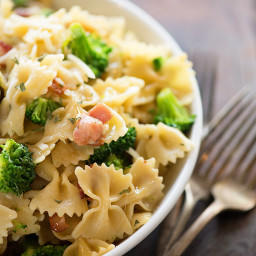 butterfly-pasta-with-bacon-and-broccoli-1656977.jpg