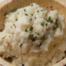Buttery Garlic Mashed Potatoes Are Pure Pleasure (No Cream Or Gravy Needed)