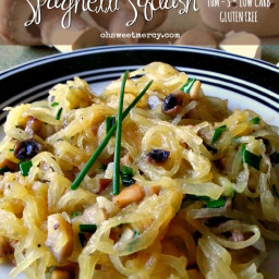 Buttery Garlic, Mushroom and Chive Spaghetti Squash