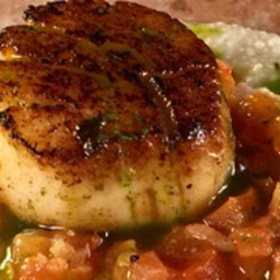 Cajun Scallops with Grits and Tomatoes