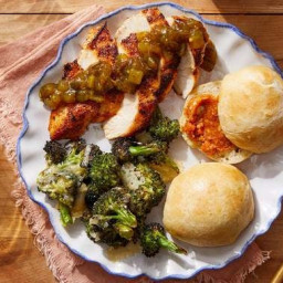 Cajun-Style Chicken & Cheesy Broccoli with Dinner Rolls & Spiced Ho