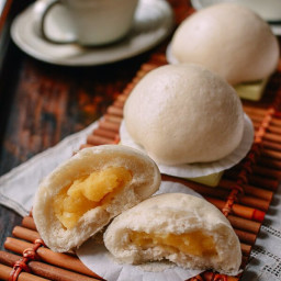 Cantonese Steamed Custard Buns (Nai Wong Bao)