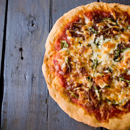 caramelized-onion-arugula-pizza-1476038.jpg