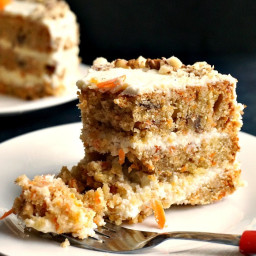 Carrot cake with walnuts and cream cheese icing