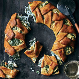 Cheesy Chicken-and-Spinach Stromboli Ring