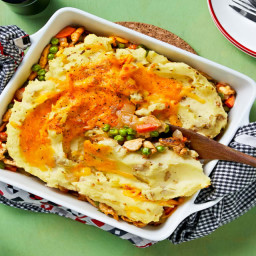 Cheesy Chicken Shepherd’s Pie with Peas and Carrot