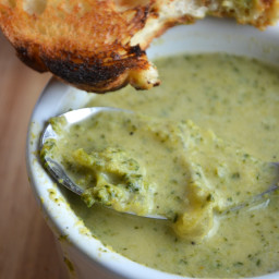 Cheezy Broccoli Soup (Vegan, Gluten-Free)