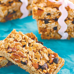Chewy apricot and pecan muesli bars