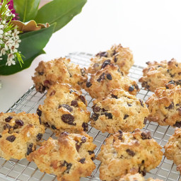Chewy raisin and oat biscuits