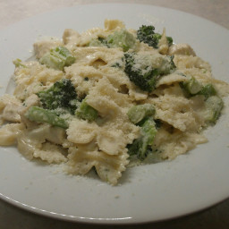 Chicken Broccoli Pasta in Lemon Alfredo