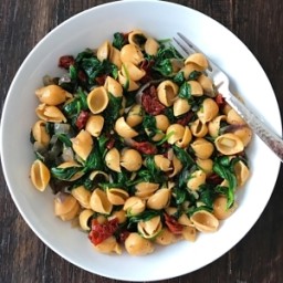 Chickpea pasta with Spinach, Onions and Sun-dried Tomatoes