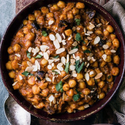 Chickpeas with dates, turmeric, cinnamon and almonds