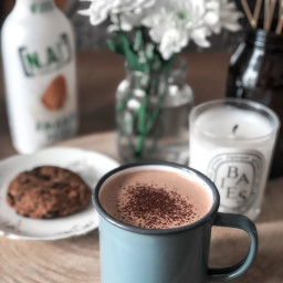 Chocolat chaud au cacao et lait d'amande.