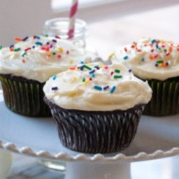 chocolate cupcakes with cream cheese frosting