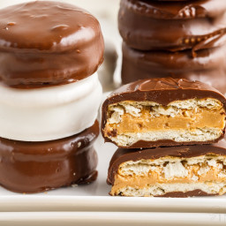 Chocolate Dipped Peanut Butter Ritz Crackers