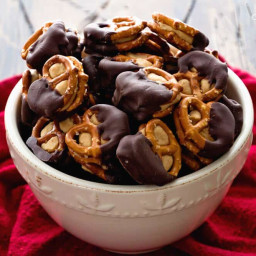 chocolate-dipped-peanut-butter-pretzels-2228294.jpg
