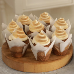 chocolate-gingerbread-cupcakes-with-toasted-marshmallow-frosting-2675810.jpg