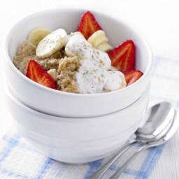 Cinnamon porridge with banana and berries