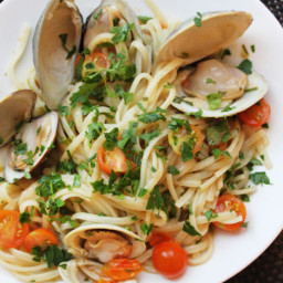 Clams with Linguini, Garlic, and Tomatoes