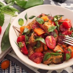 Classic Panzanella Salad (Tuscan-Style Tomato and Bread Salad)
