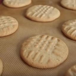 CLASSIC PEANUT BUTTER COOKIES