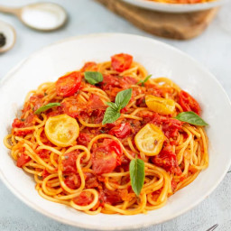 Classic tomato spaghetti with basil
