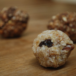 coconut-and-apricot-balls-1579597.jpg