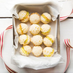 coconut-macaroon-sandwiches-with-lime-curd-1895806.jpg