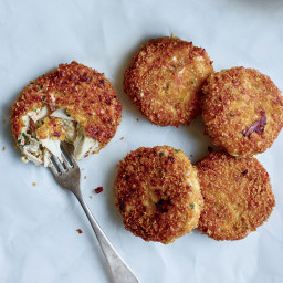 crab-cakes-with-smoky-onion-remoulade-1417478.jpg