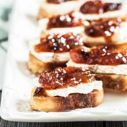 Crackers with Figs and Brie