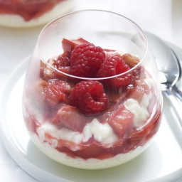 Creamed rice with rhubarb and raspberries