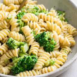 creamy-broccoli-pasta-easy-vegan-recipe-2809707.jpg
