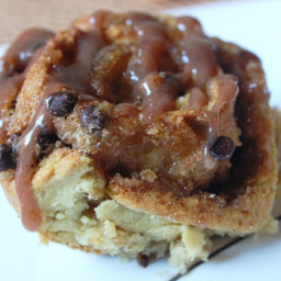 Creamy Butter-Pecan Cinnamon Rolls with Chocolate