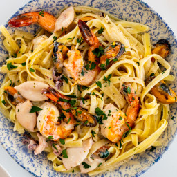 Creamy garlic seafood pasta