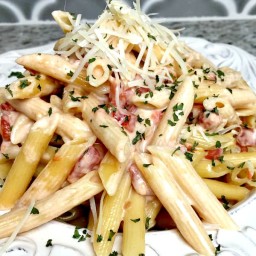 creamy-one-pot-pasta-recipe-holidaypairings-msg-4-21-1331990.jpg