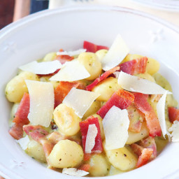 creamy-pesto-gnocchi-with-bacon-and-parmesan-1736752.jpg