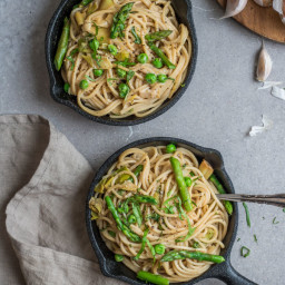 Creamy spaghetti with leeks, peas and asparagus