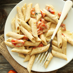 creamy-vegan-garlic-pasta-with-roasted-tomatoes-2197761.jpg