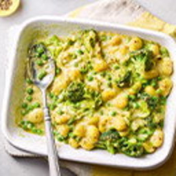 Crispy gnocchi, broccoli and cheese bake