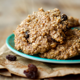 crispy-oatmeal-raisin-cookies-1655220.jpg