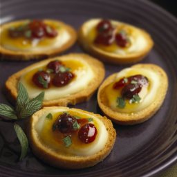 Crème de Brie Mango-Cranberry Crostini