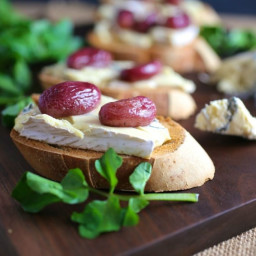 Crostini with Blue Cheese and Roasted Grapes